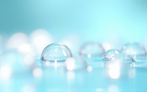 햇빛 아래에서 빛나는 투명한 액체 방울