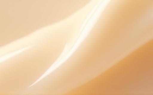 크림이 피부에 부드럽게 발리는 모습의 클로즈업